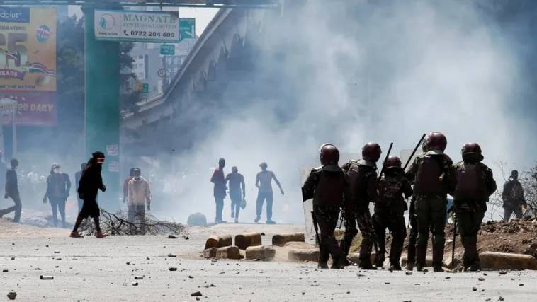 Halk protesto etti. Vergi artışından vazgeçildi - Resim: 1
